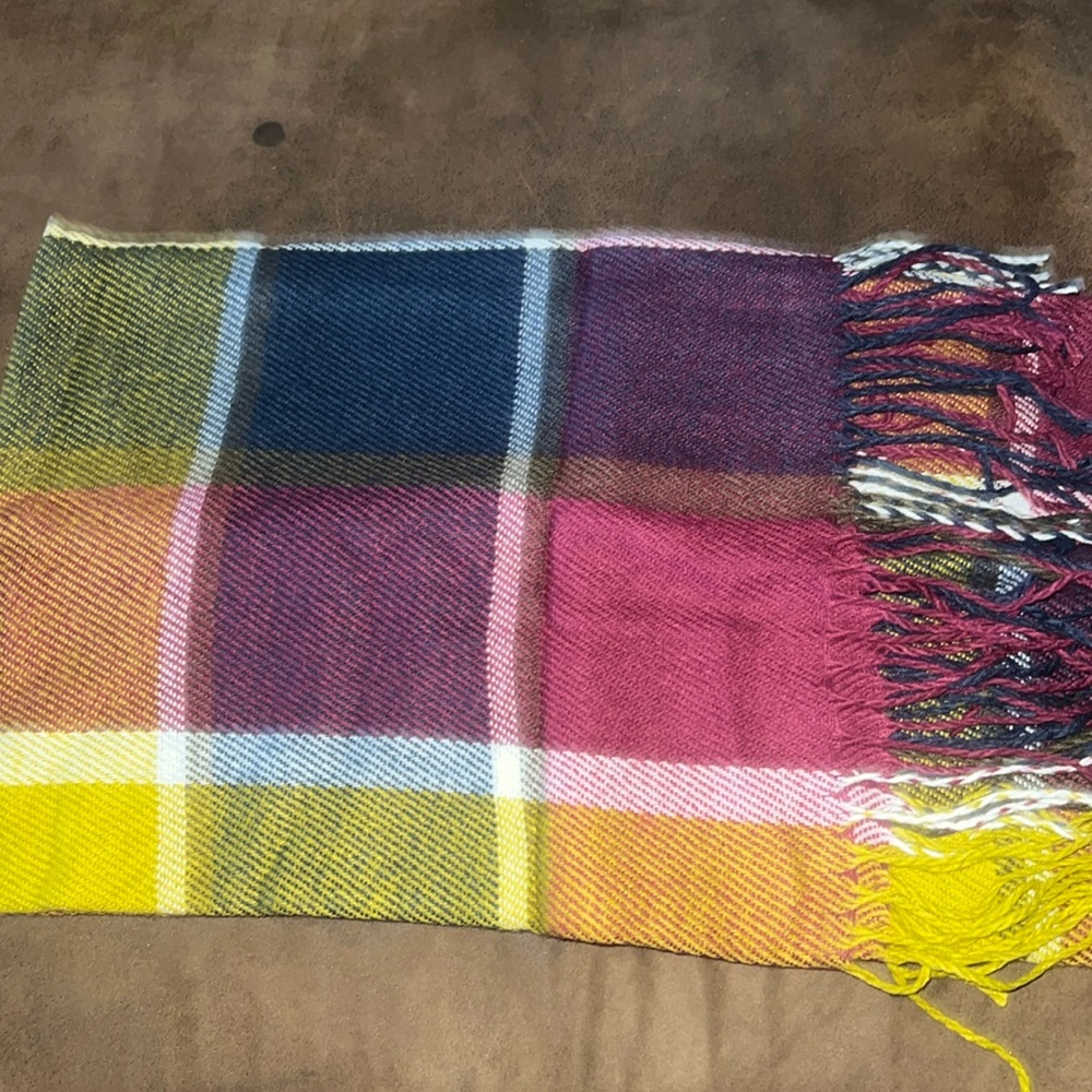 New In Package Wander Agio Scarf